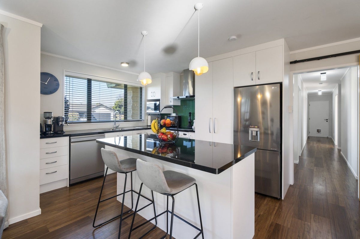 6 Logan Place, Kelvin Grove, Palmerston North - Carousel 2