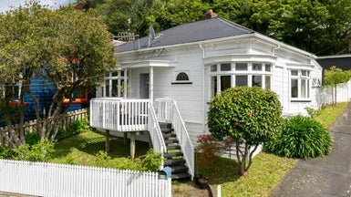 29 Patanga Crescent, Thorndon, Wellington - Carousel 1