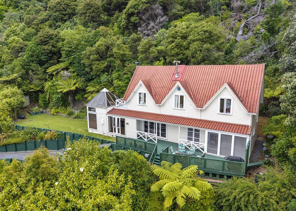22 Woodvale Grove, Fairfield, Lower Hutt - Carousel 1