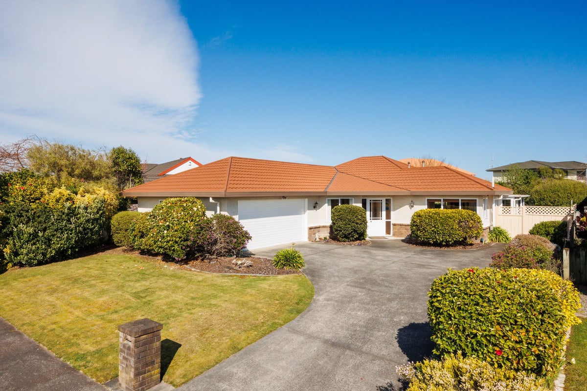 8 Rosebank Avenue, Kelvin Grove, Palmerston North - Carousel 1