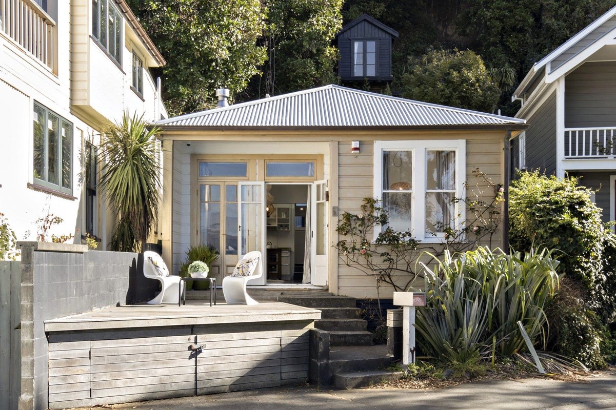 397 Karaka Bay Road, Karaka Bays, Wellington - Carousel 1