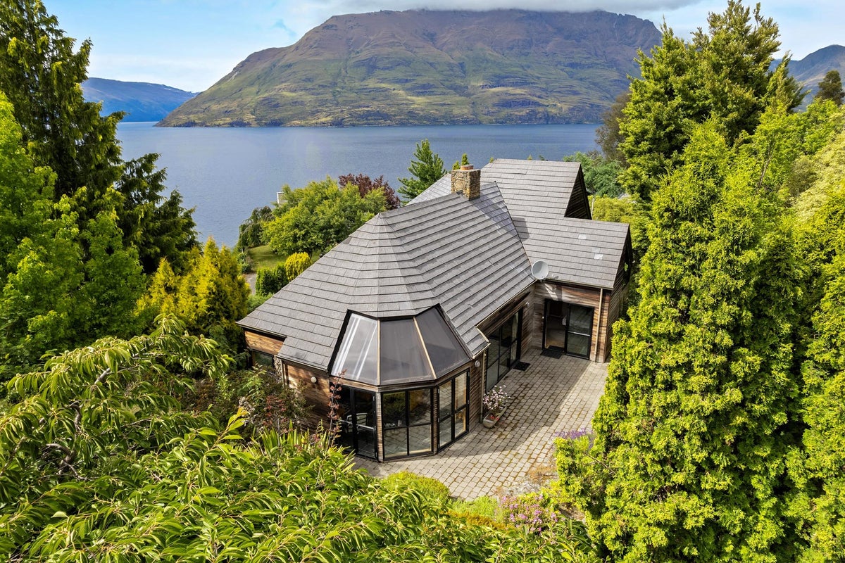 6 Thorn Crescent, Fernhill, Queenstown - Carousel 1