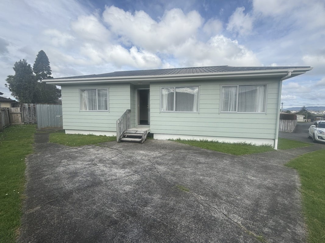 7A Waione Avenue, Te Atatu Peninsula, Auckland - Carousel 1
