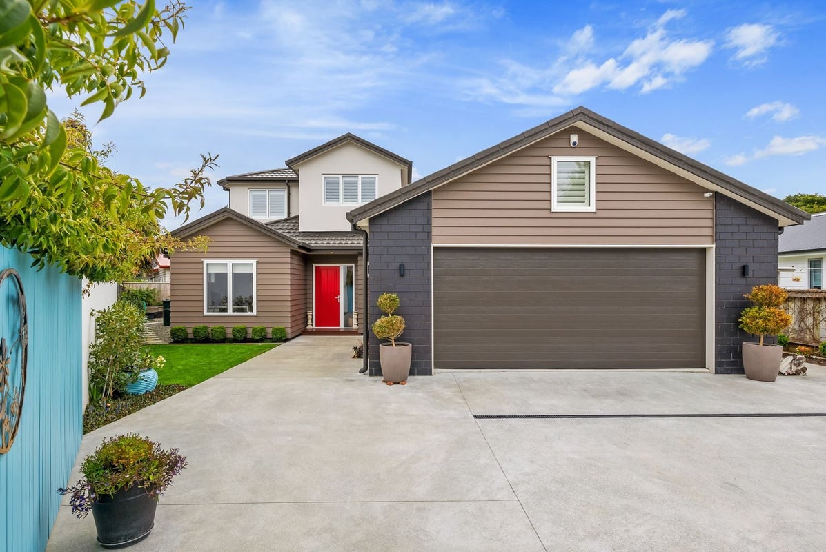 8 Saint Columbans Grove, Boulcott, Lower Hutt - Carousel 1