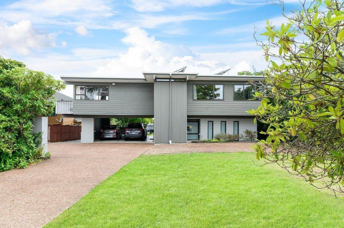 207 Te Atatu Road, Te Atatu South, Auckland - Carousel 1