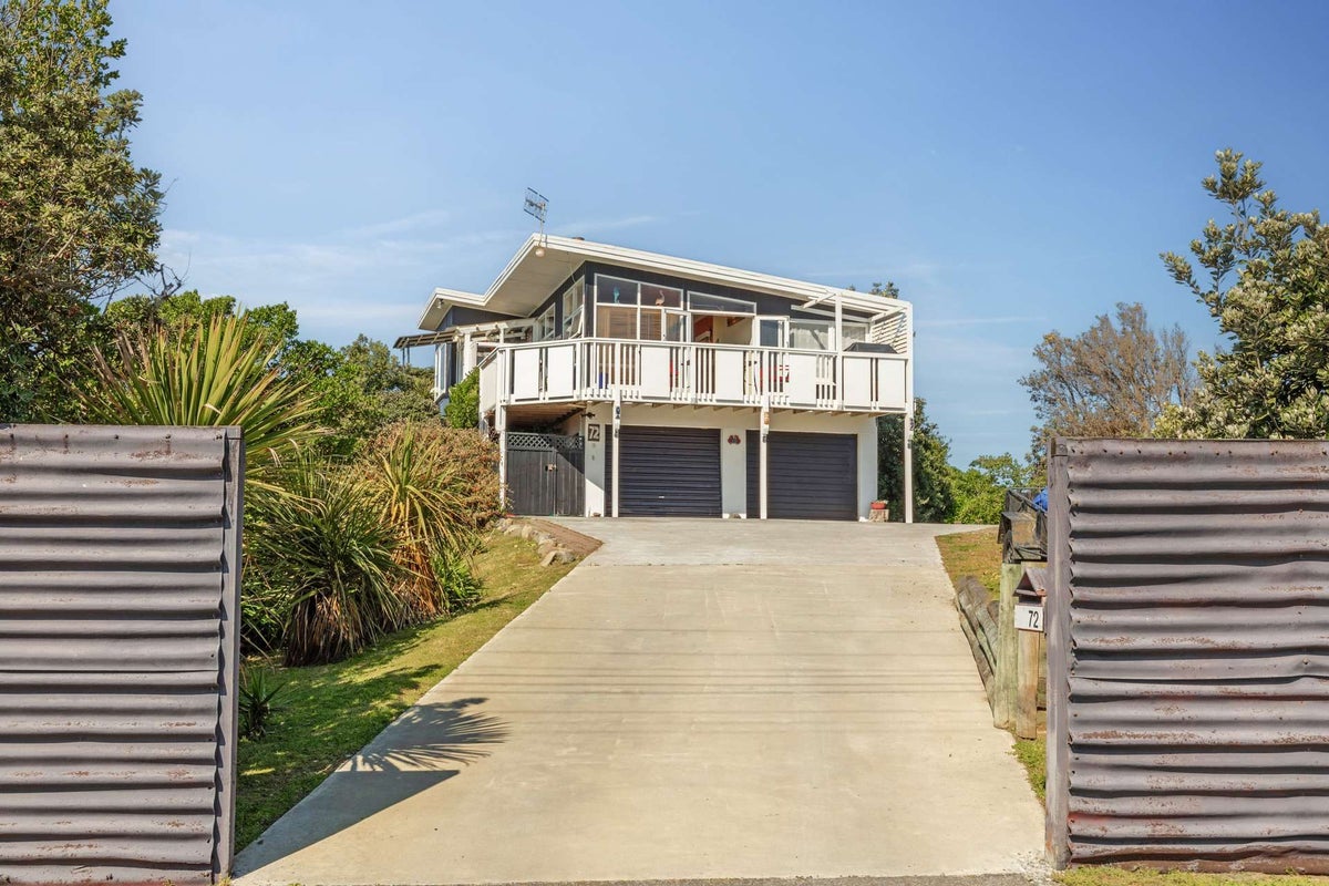 72 Park Avenue, Waitarere Beach, Levin - Carousel 1