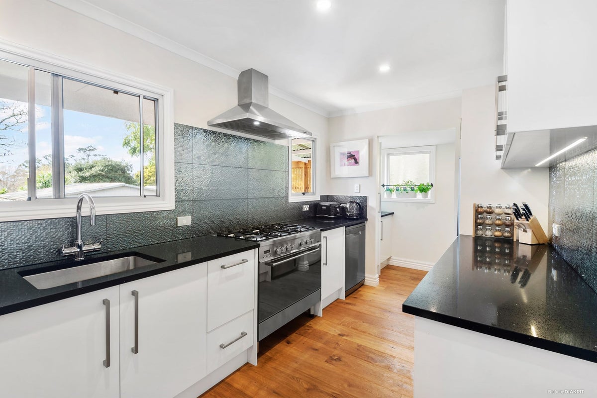 24 Grassmere Road, Henderson Valley, Auckland - Carousel 2