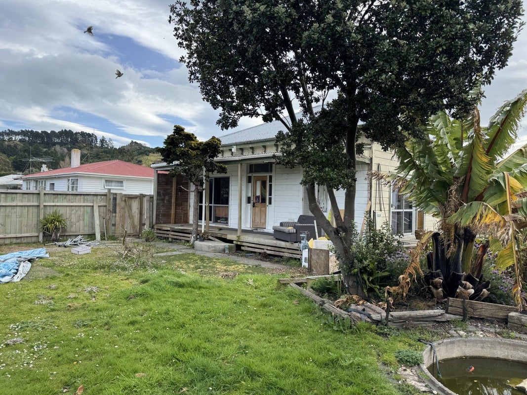 11 Endcliffe Road, Kaiti, Gisborne - Carousel 1