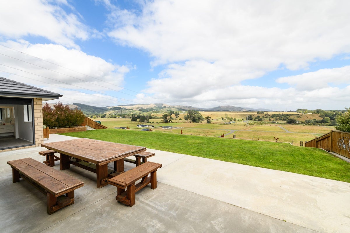26 Varsity Heights, Fitzherbert, Palmerston North - Carousel 1