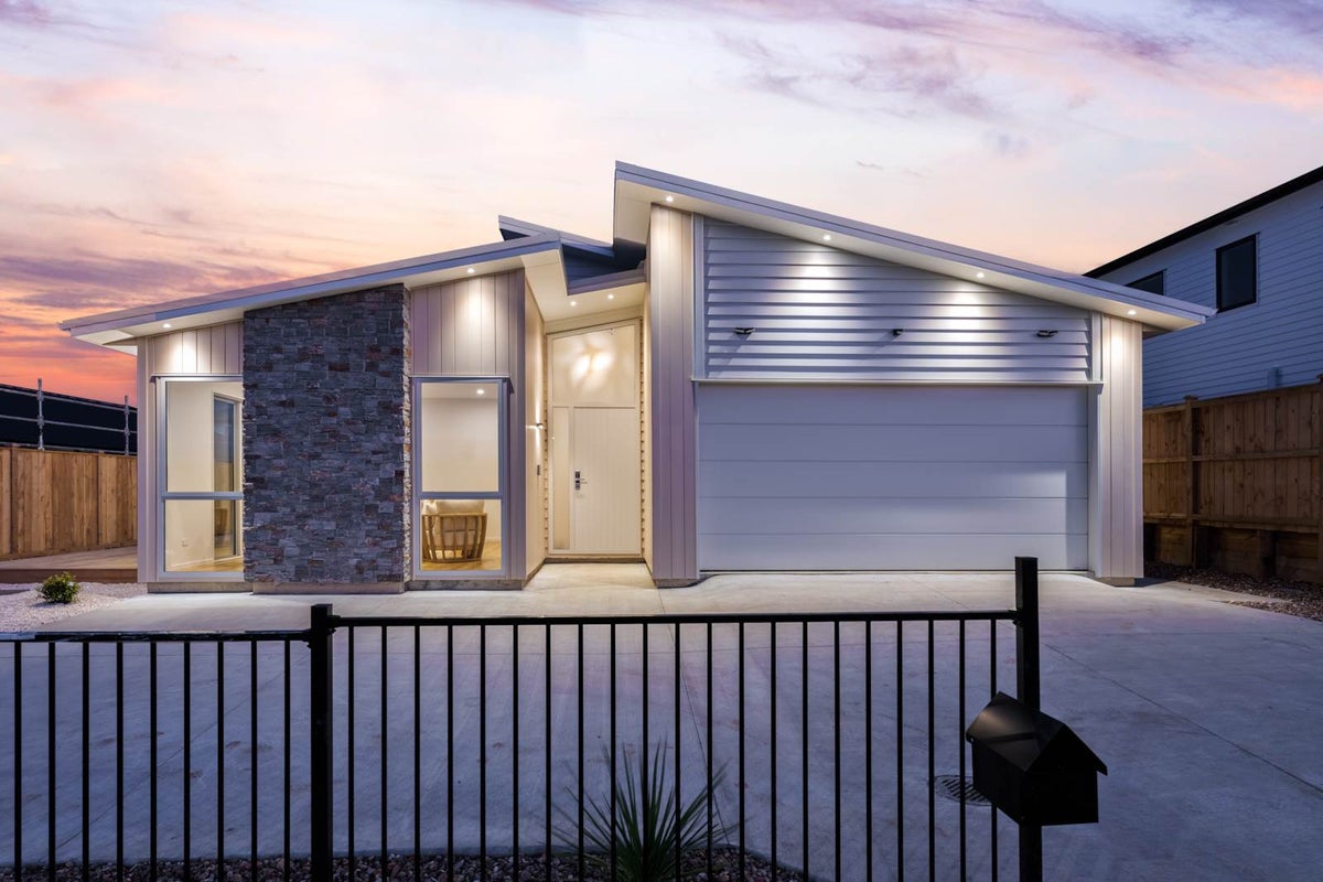 13 Kauri Gum Rise, Swanson, Auckland - Carousel 1
