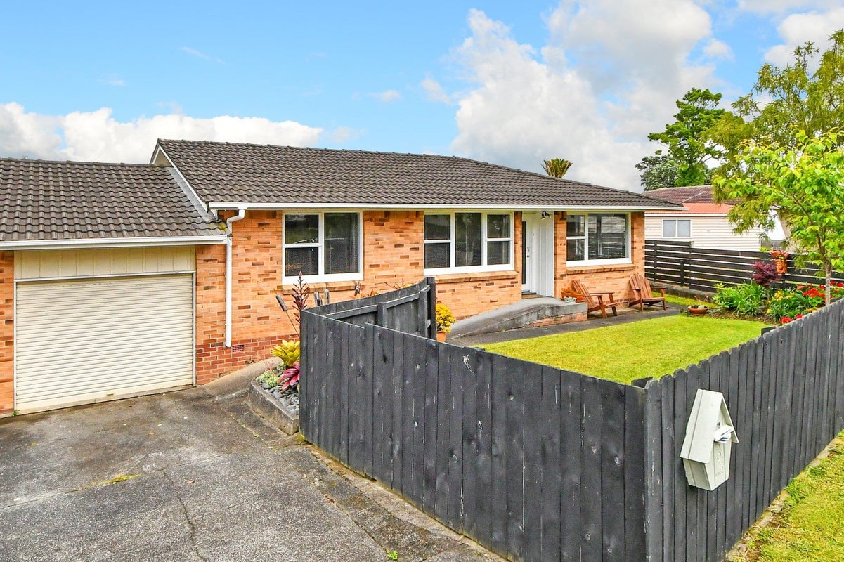 2/3 Opal Avenue, Pakuranga, Auckland - Carousel 1
