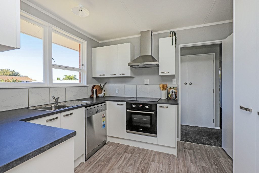 9 Burton Place, Flaxmere, Hastings - Carousel 1