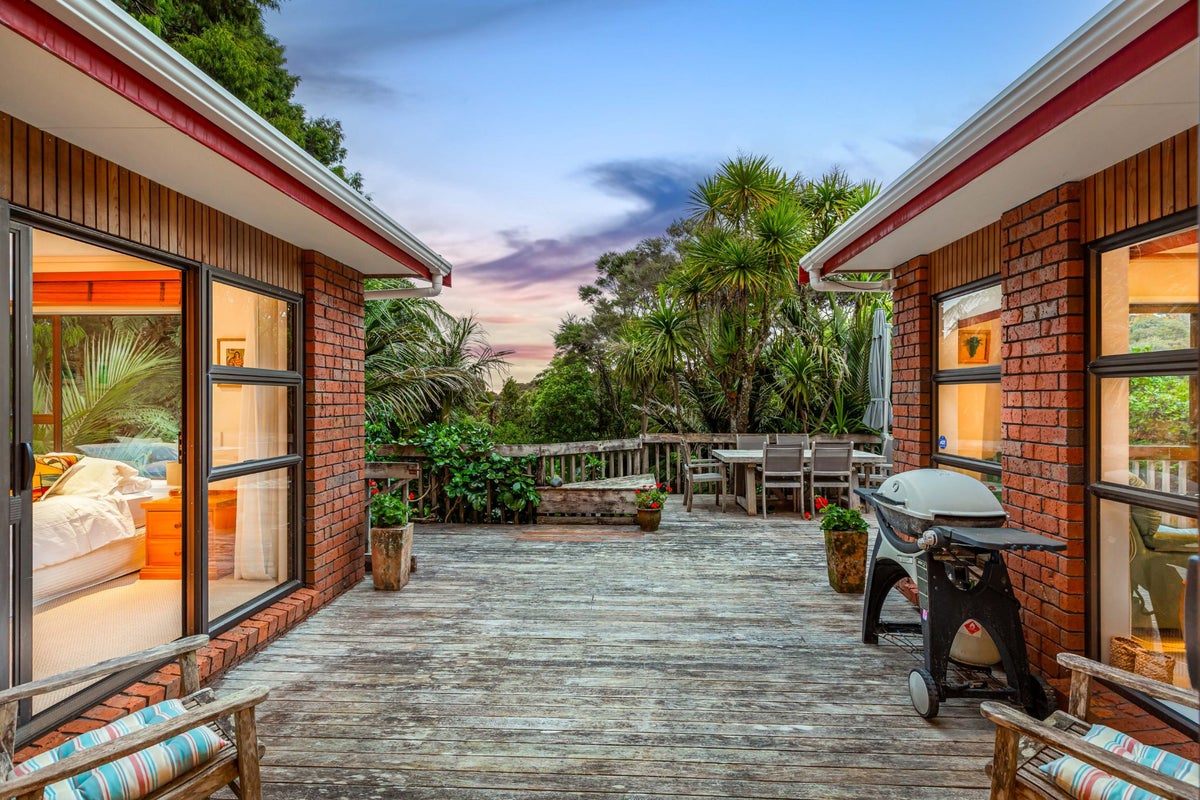 733 Scenic Drive, Henderson Valley, Auckland - Carousel 1