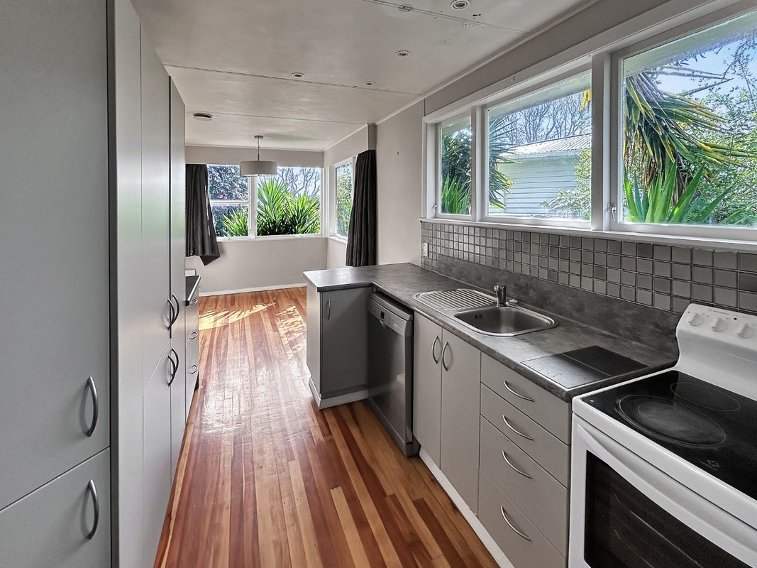 18 Slacks Road, Awapuni, Palmerston North - Carousel 2