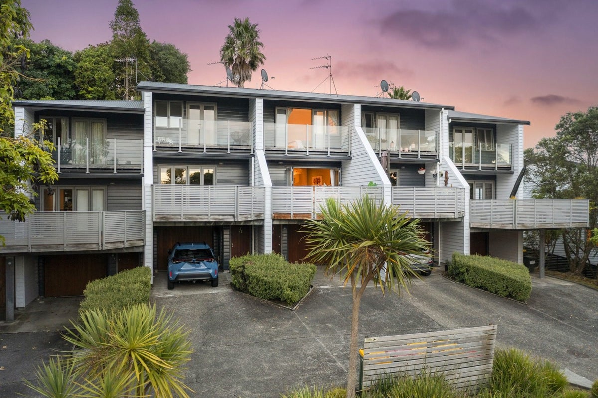 3/17 Pannill Place, Oteha, Auckland - Carousel 1