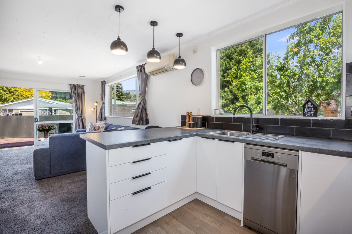 B/1 Sequoia Place, Maoribank, Upper Hutt - Carousel 2