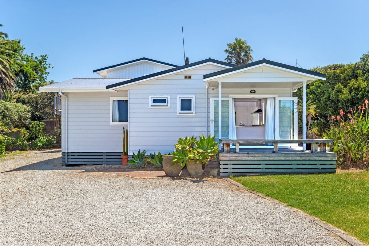 4 Lysnar Street, Okitu, Gisborne - Carousel 1