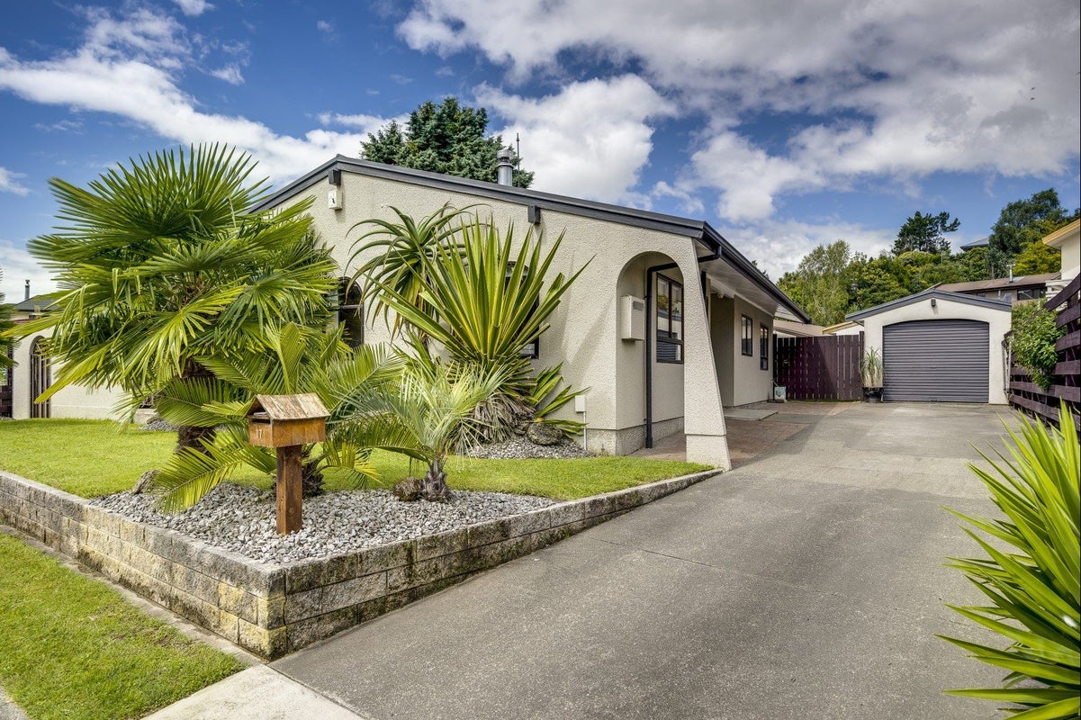 17 Churchill Drive, Taradale, Napier - Carousel 1