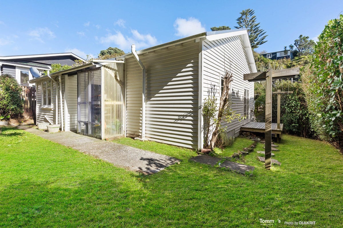 2/18 Oban Street, Wadestown, Wellington - Carousel 1