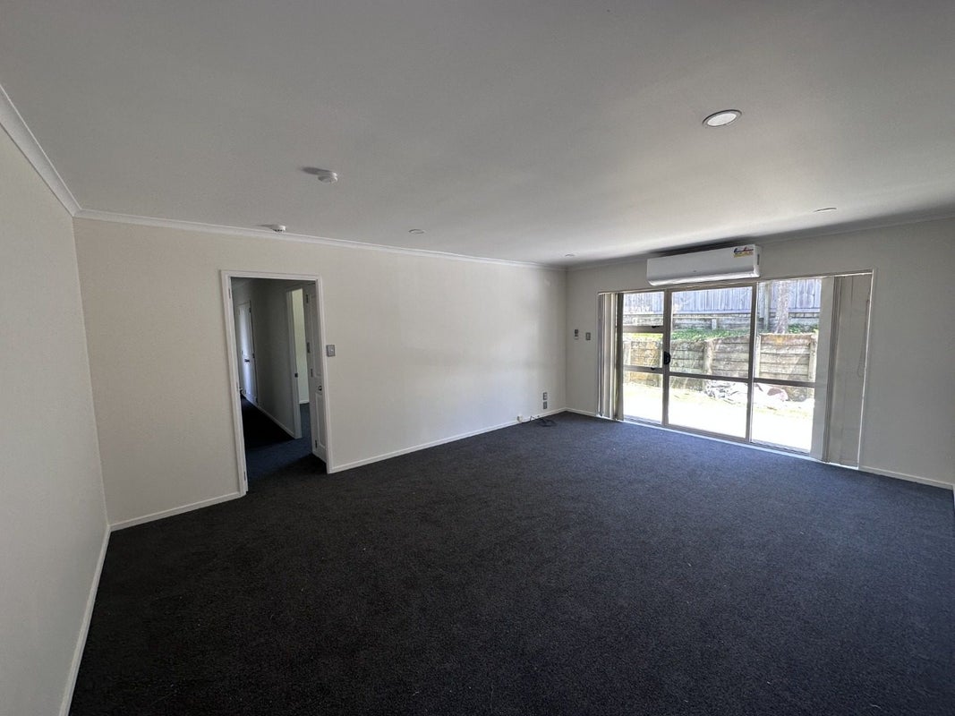 30 Piriti Place, Weymouth, Auckland - Carousel 1