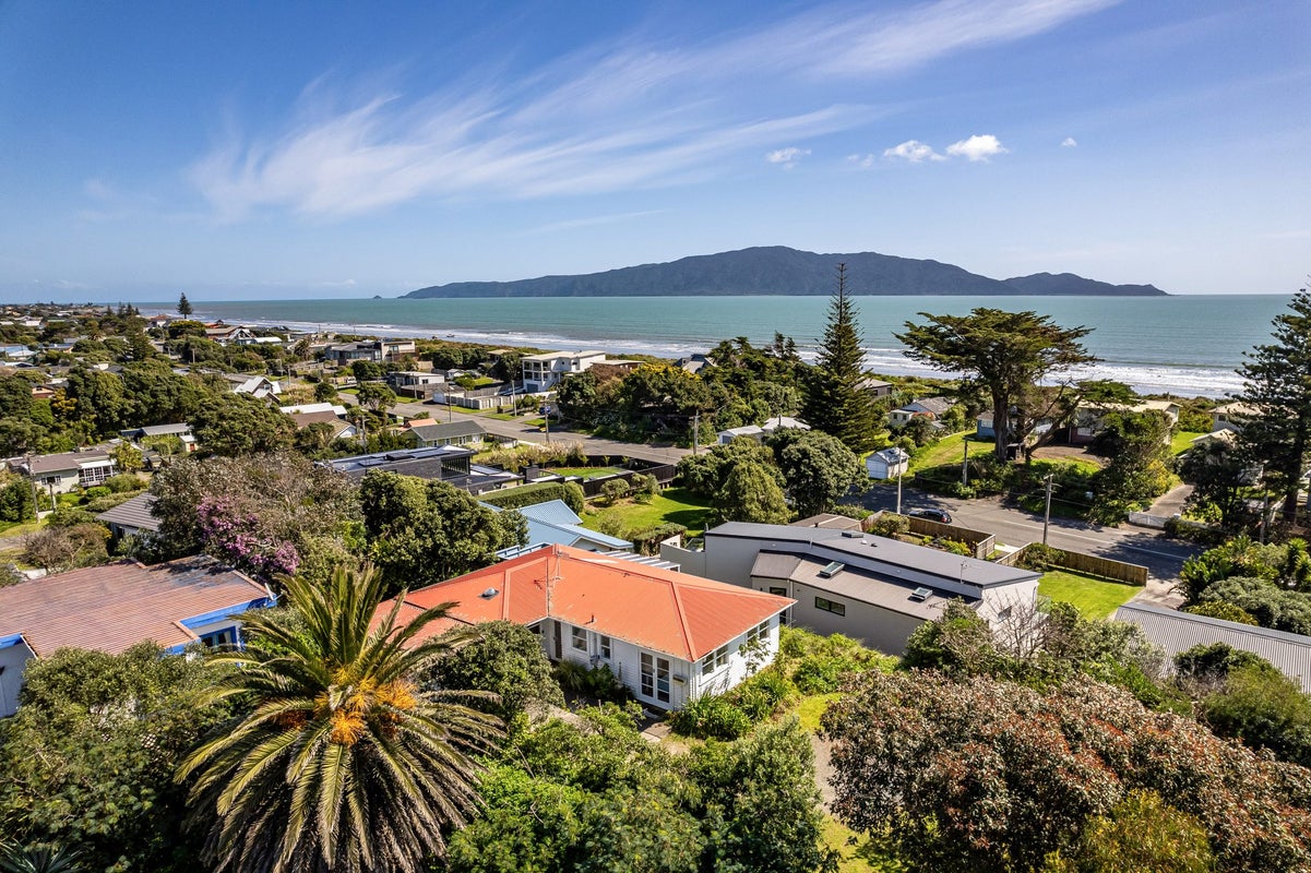 4 Rangihiroa Street, Waikanae Beach, Waikanae - Carousel 1