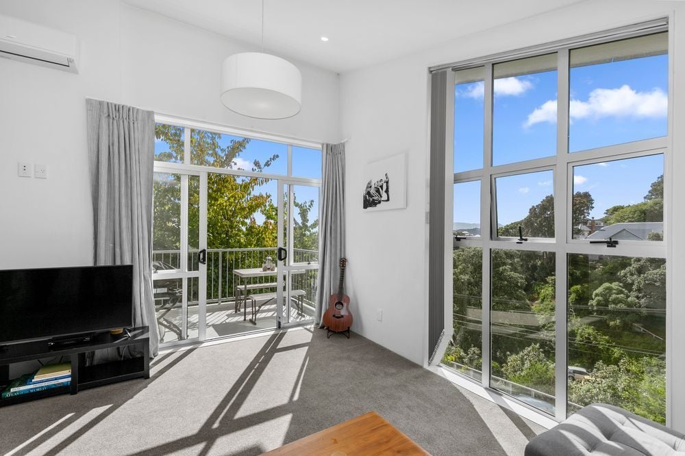 8 Norna Crescent, Kelburn, Wellington - Carousel 1