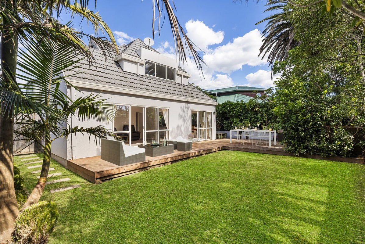 2/13 Eversleigh Road, Belmont, Auckland - Carousel 1