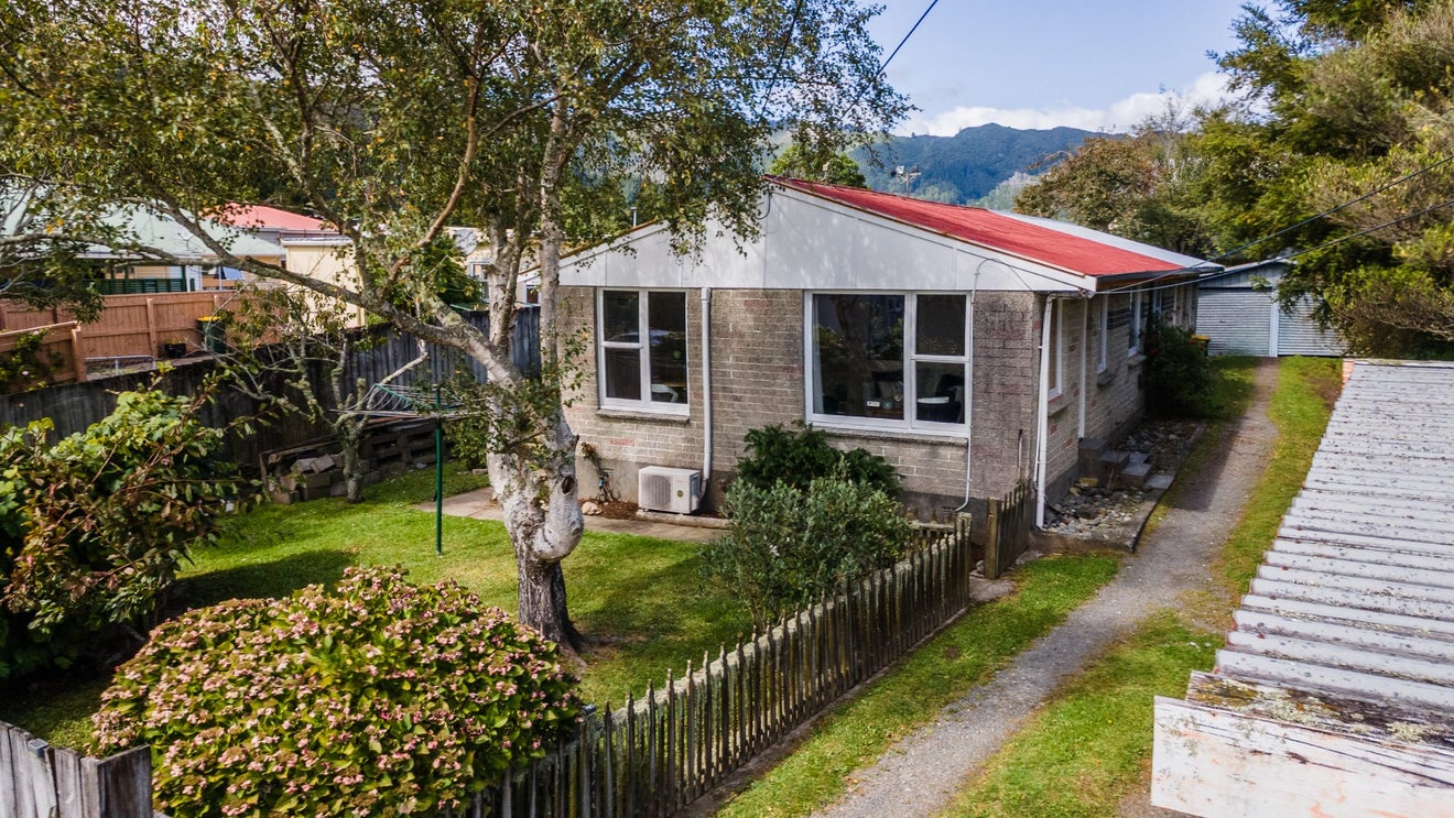 1/6 Young Grove, Stokes Valley, Lower Hutt - Carousel 1