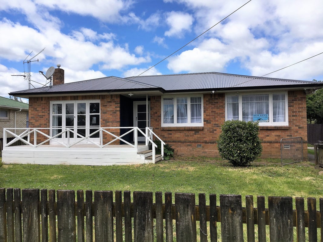 12 Greta Street, Glenview, Hamilton - Carousel 1
