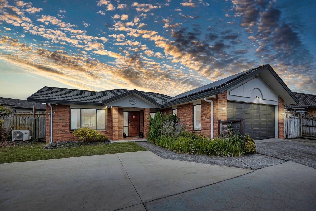 7 Donegal Park Drive, Flat Bush, Auckland - Carousel 1