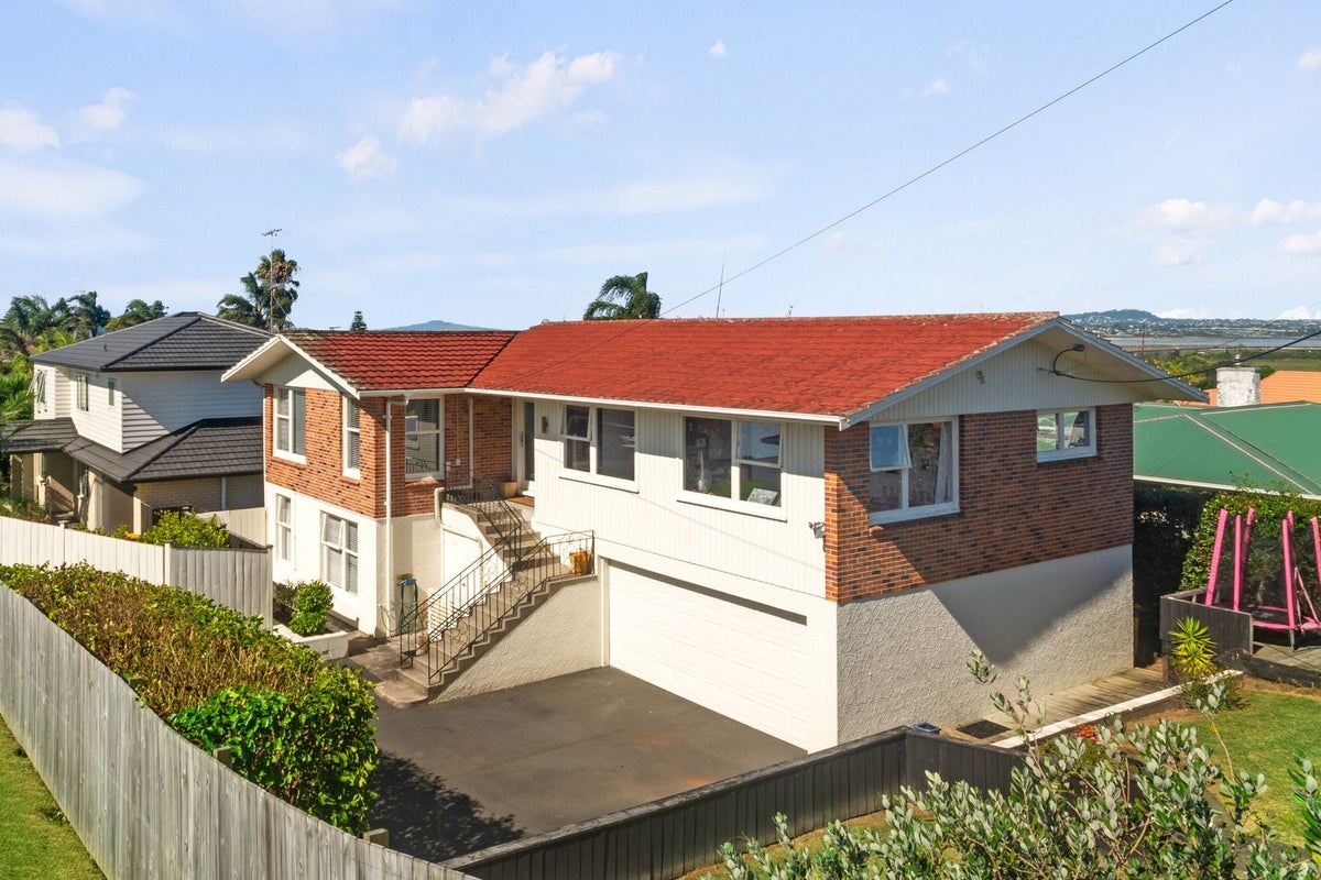 75 Jaemont Avenue, Te Atatu South, Auckland - Carousel 1