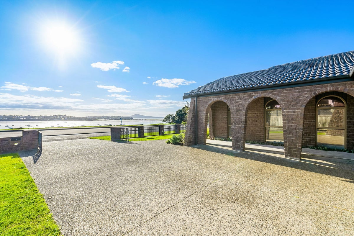 5 Falstaff Place, Half Moon Bay, Auckland - Carousel 2