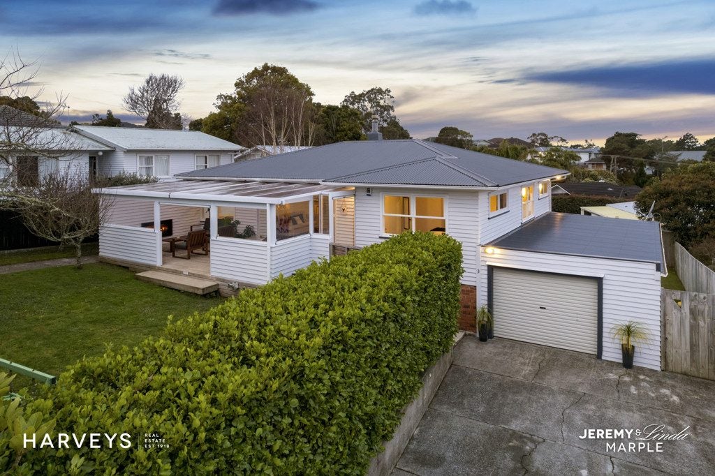 3 Tauhara Street, Green Bay, Auckland - Carousel 1