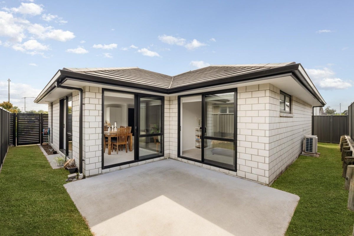 24 Raynor Crescent, Pyes Pa, Tauranga - Carousel 2