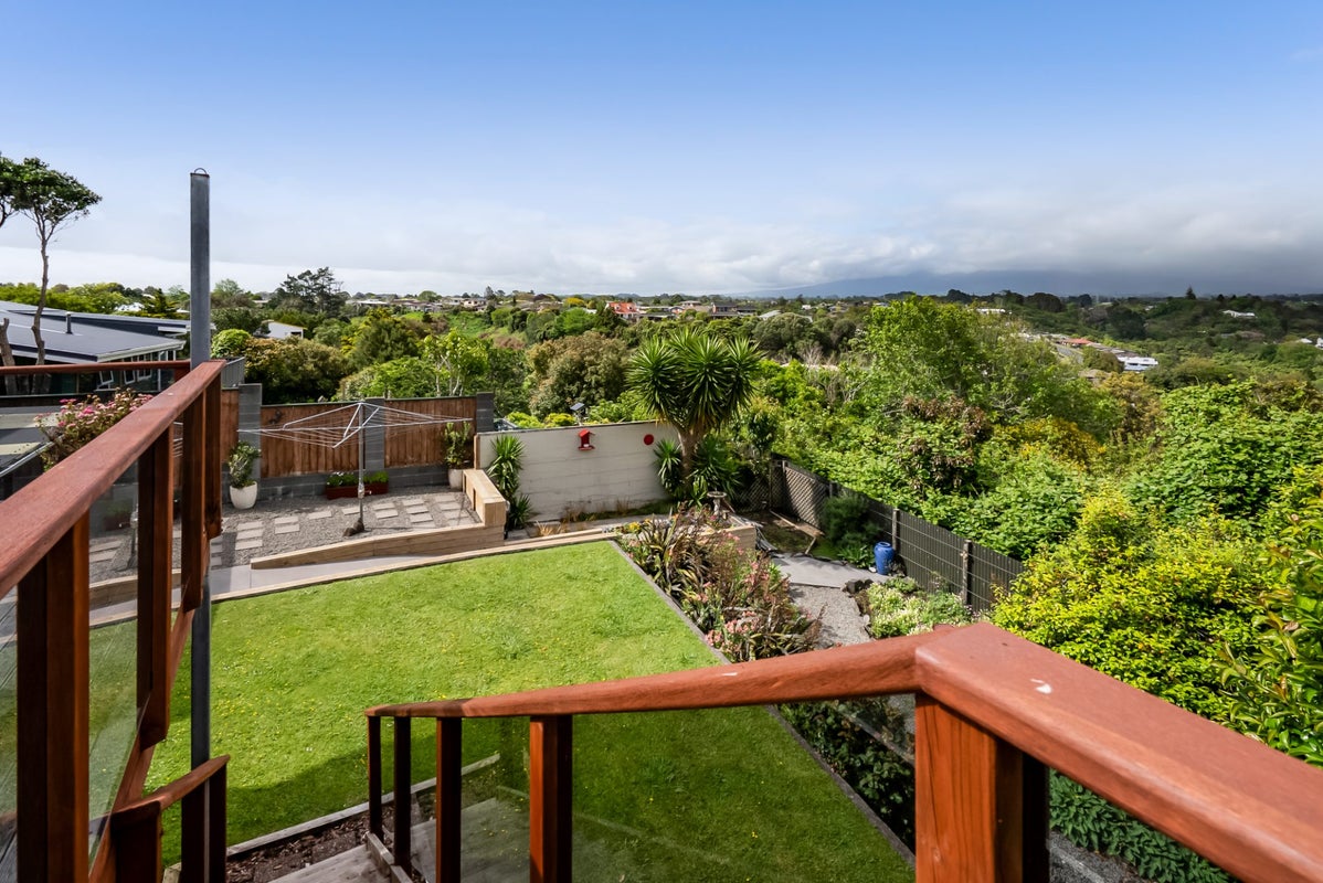 21 Longview Drive, Merrilands, New Plymouth - Carousel 2