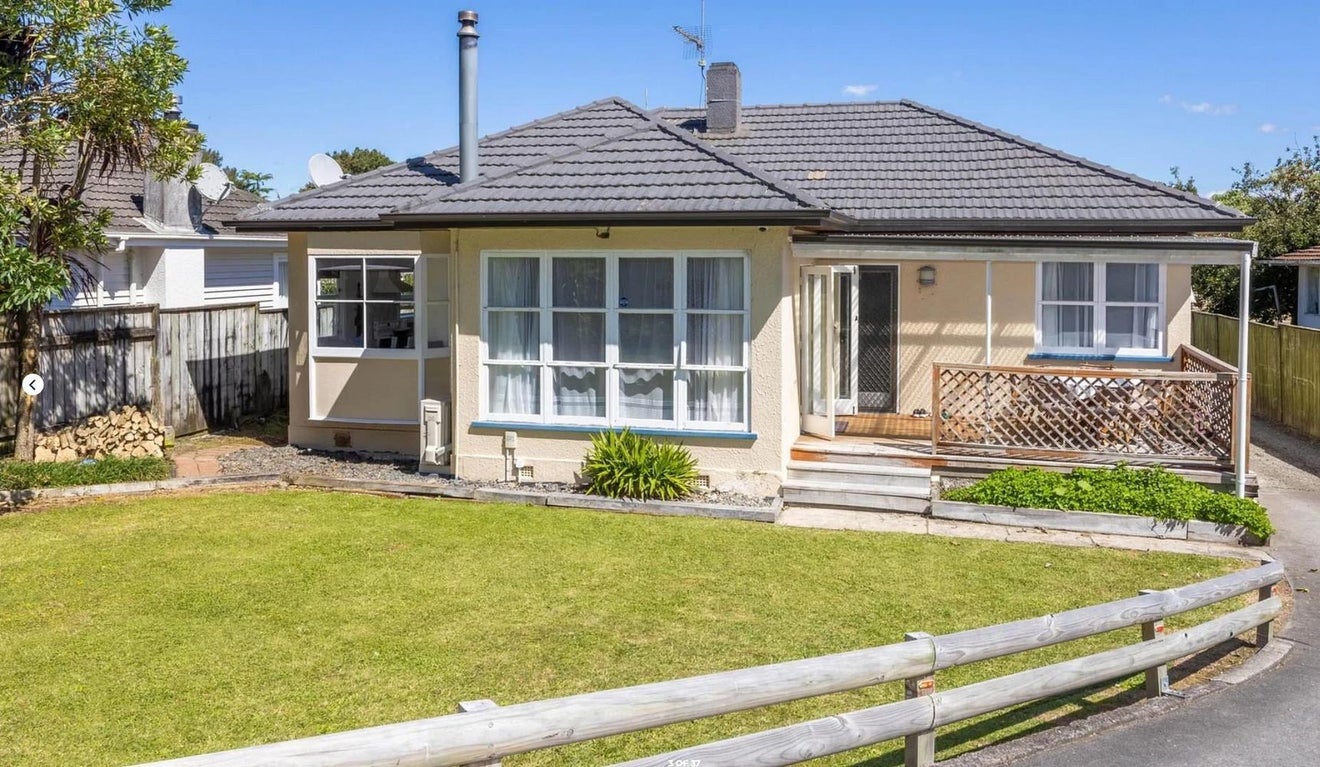 69 Lake Crescent, Hamilton Lake, Hamilton - Carousel 1