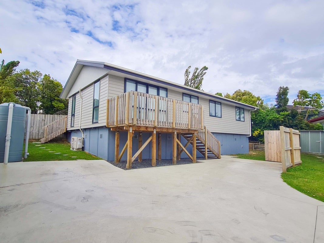 54A Meadowood Drive, Unsworth Heights, Auckland - Carousel 1