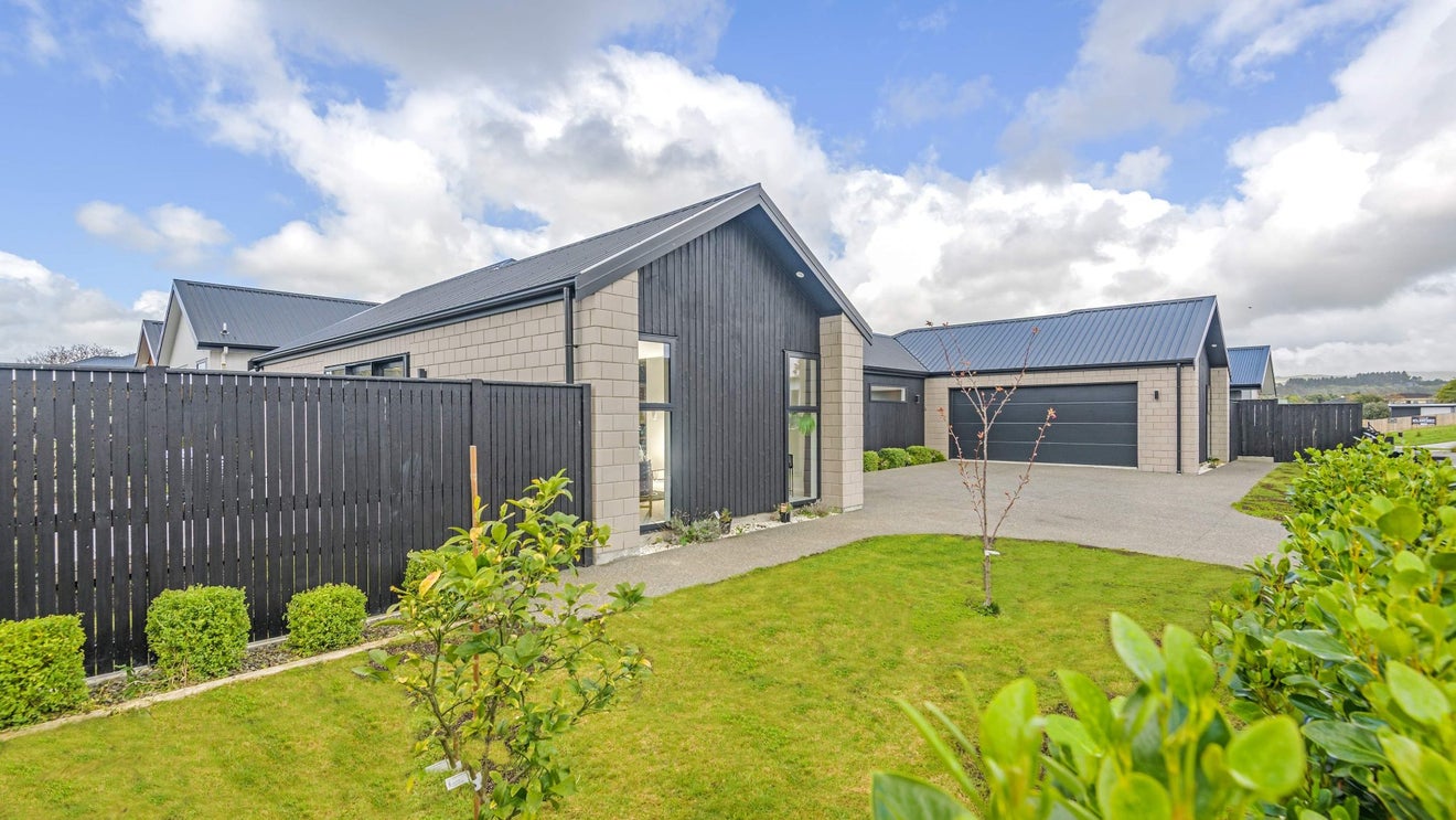 32 Ashford Avenue, Hokowhitu, Palmerston North - Carousel 1