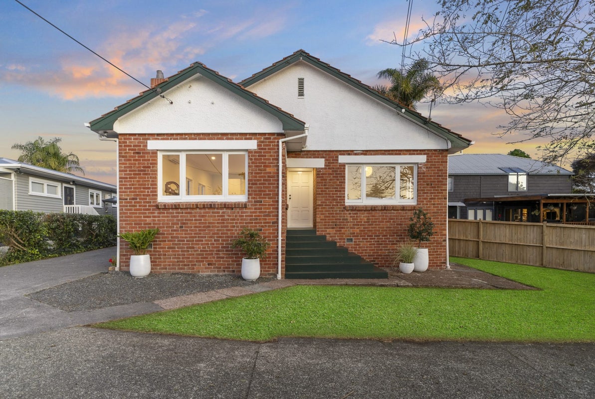 1/131 Beach Haven Road, Beach Haven, Auckland - Carousel 1