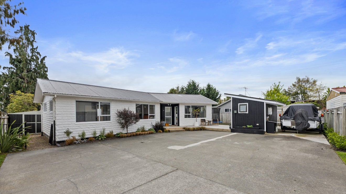 15 Frederick Street, Two Mile Bay, Taupo - Carousel 1