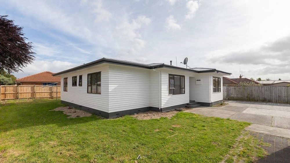 15 Normandy Avenue, Melville, Hamilton - Carousel 1