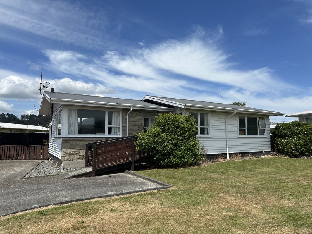 11 Clouston Crescent, Fenton Park, Rotorua - Carousel 1