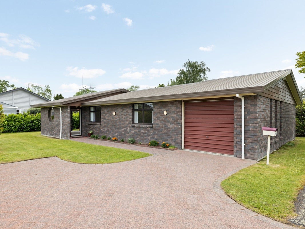 21 Bains Avenue, Hamilton East, Hamilton - Carousel 1