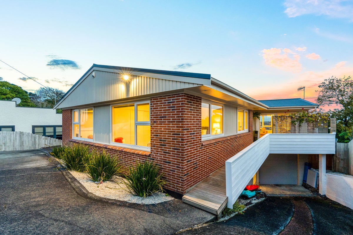 74 Seaview Road, Castor Bay, Auckland - Carousel 1
