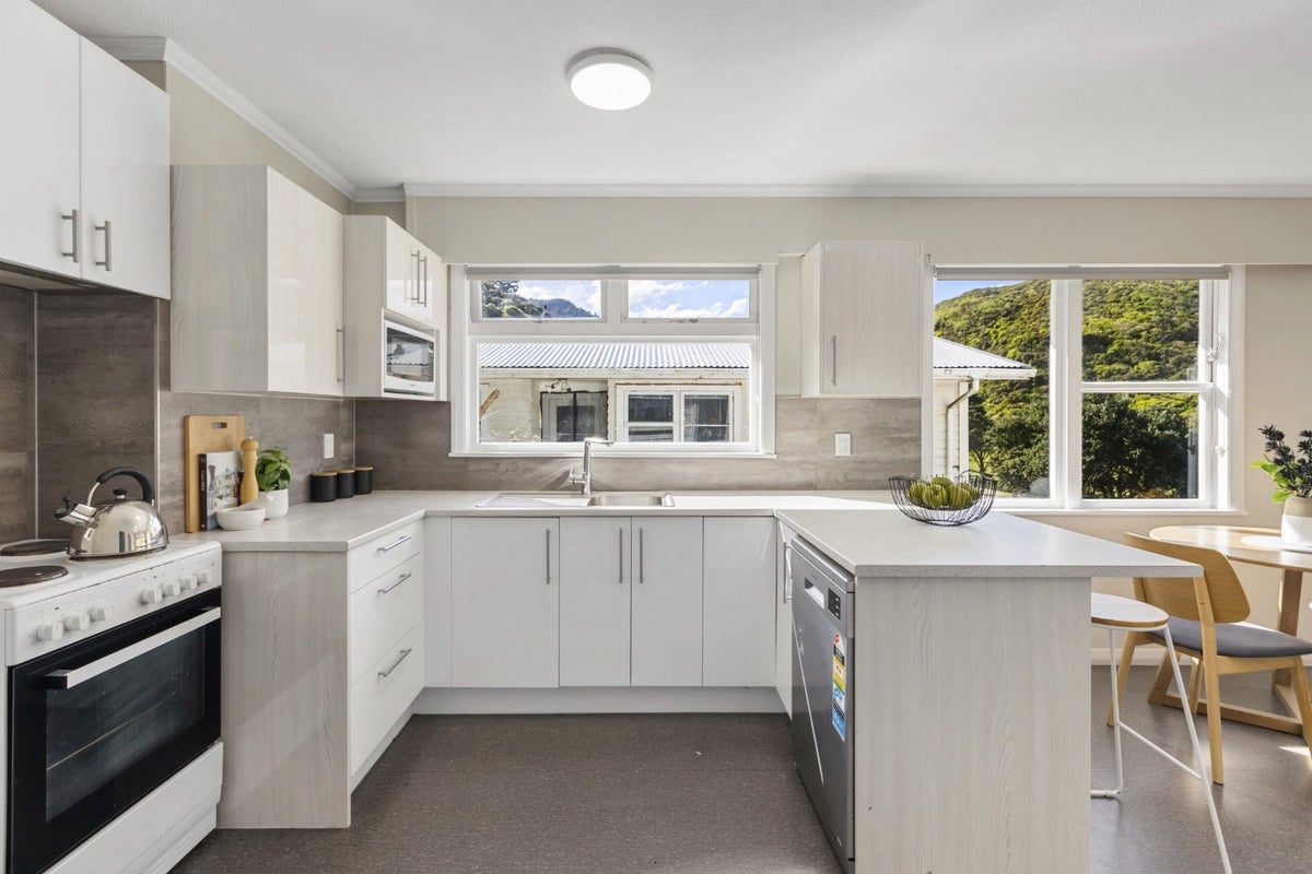 163 Happy Valley Road, Owhiro Bay, Wellington - Carousel 2