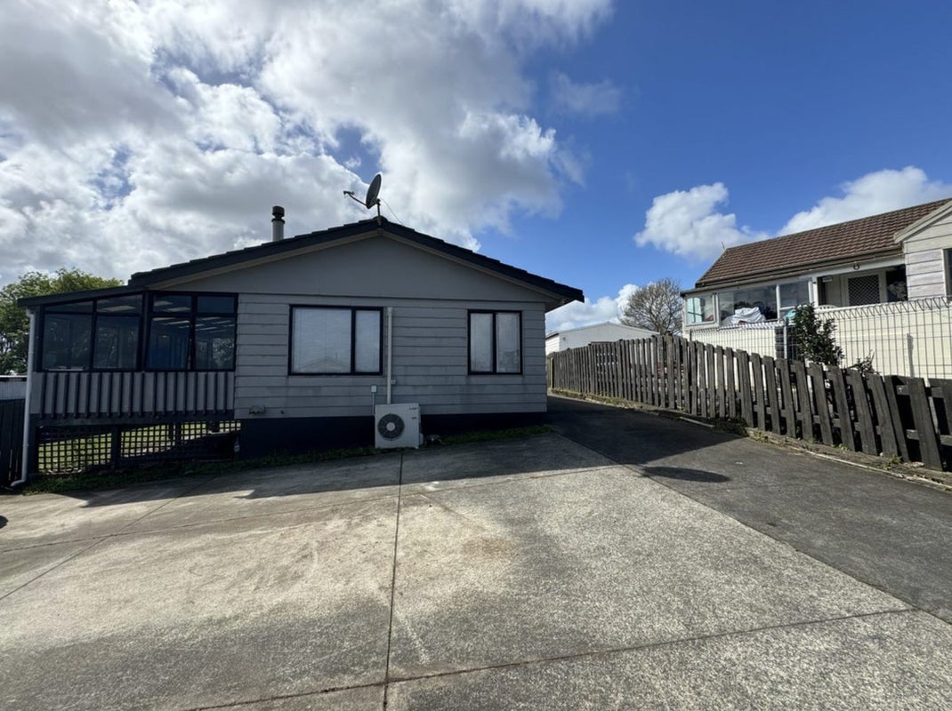 51 Hollyford Drive, Clover Park, Auckland - Carousel 1
