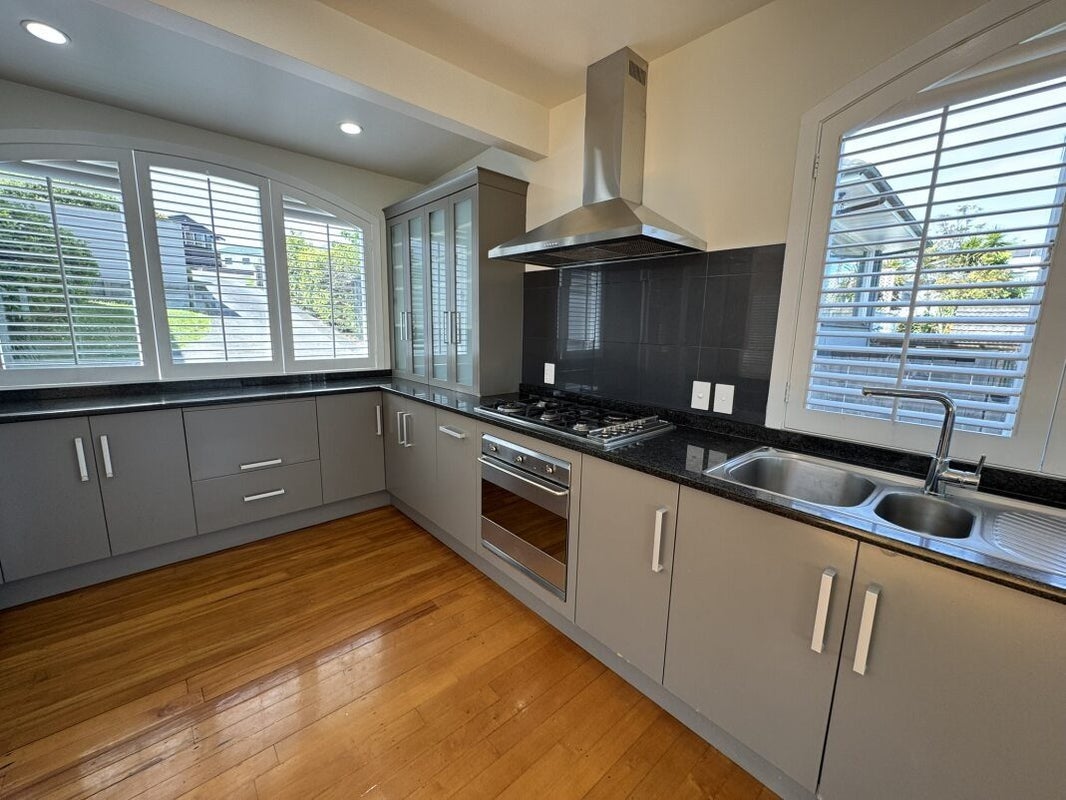 2/13 Castor Bay Road, Castor Bay, Auckland - Carousel 2