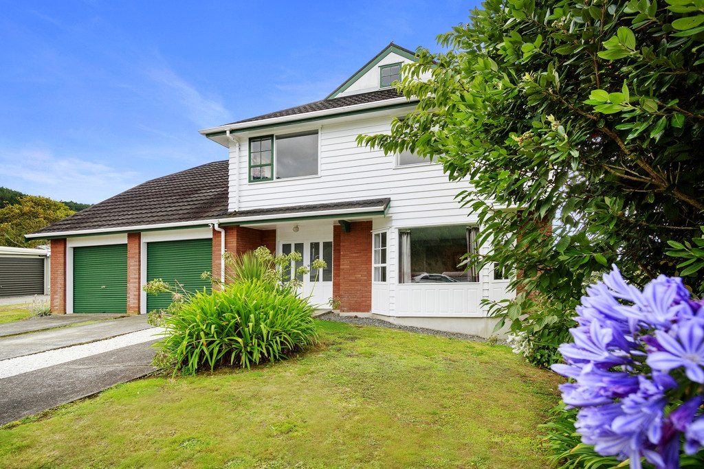 7 Saint Hildas Glade, Tawa, Wellington - Carousel 1