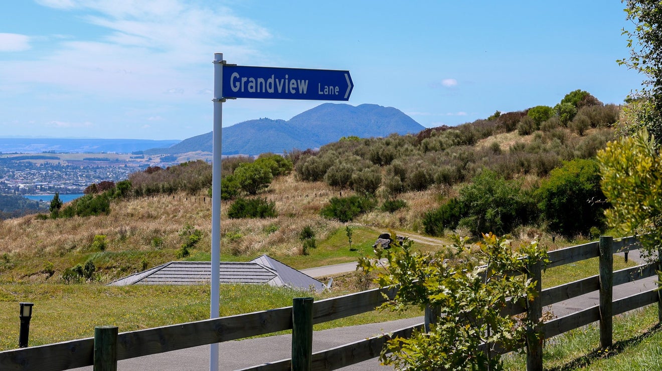 6 Grandview Lane, Acacia Bay, Taupo - Carousel 1