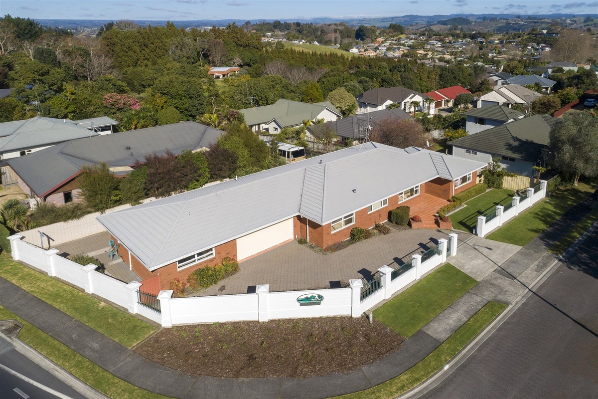 1 Wakefield Drive, Bethlehem, Tauranga - Carousel 1